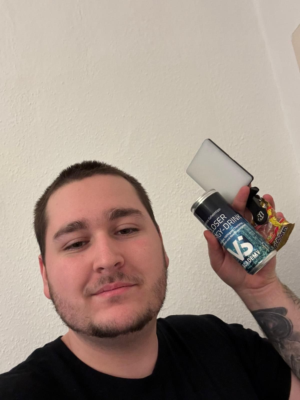 Teilnehmer hält Closer-Dose, LED-Licht und Gummibärchen in einer Hand