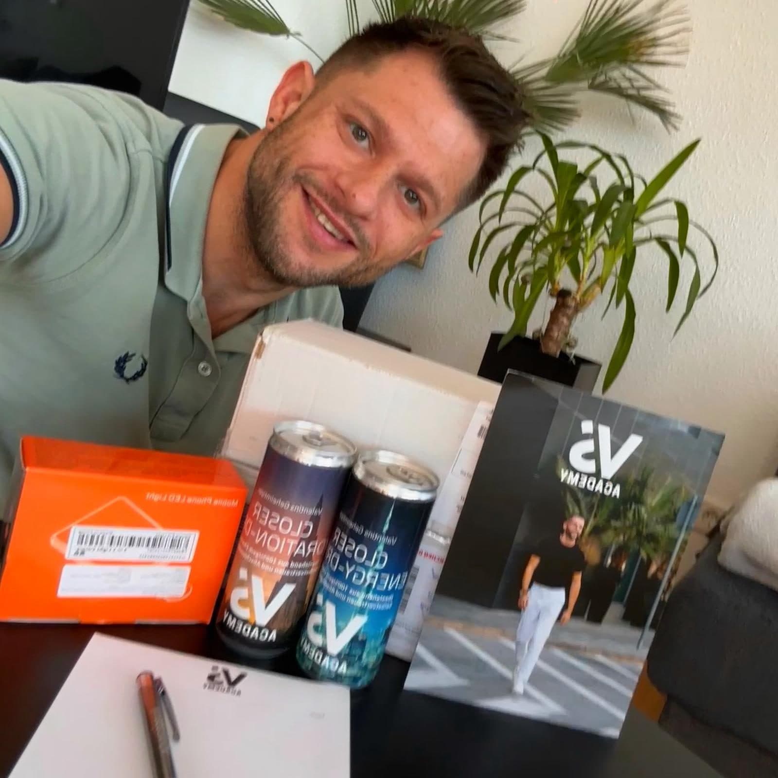Teilnehmer am Couchtisch mit zwei Dosen, Block, Stift und Karte