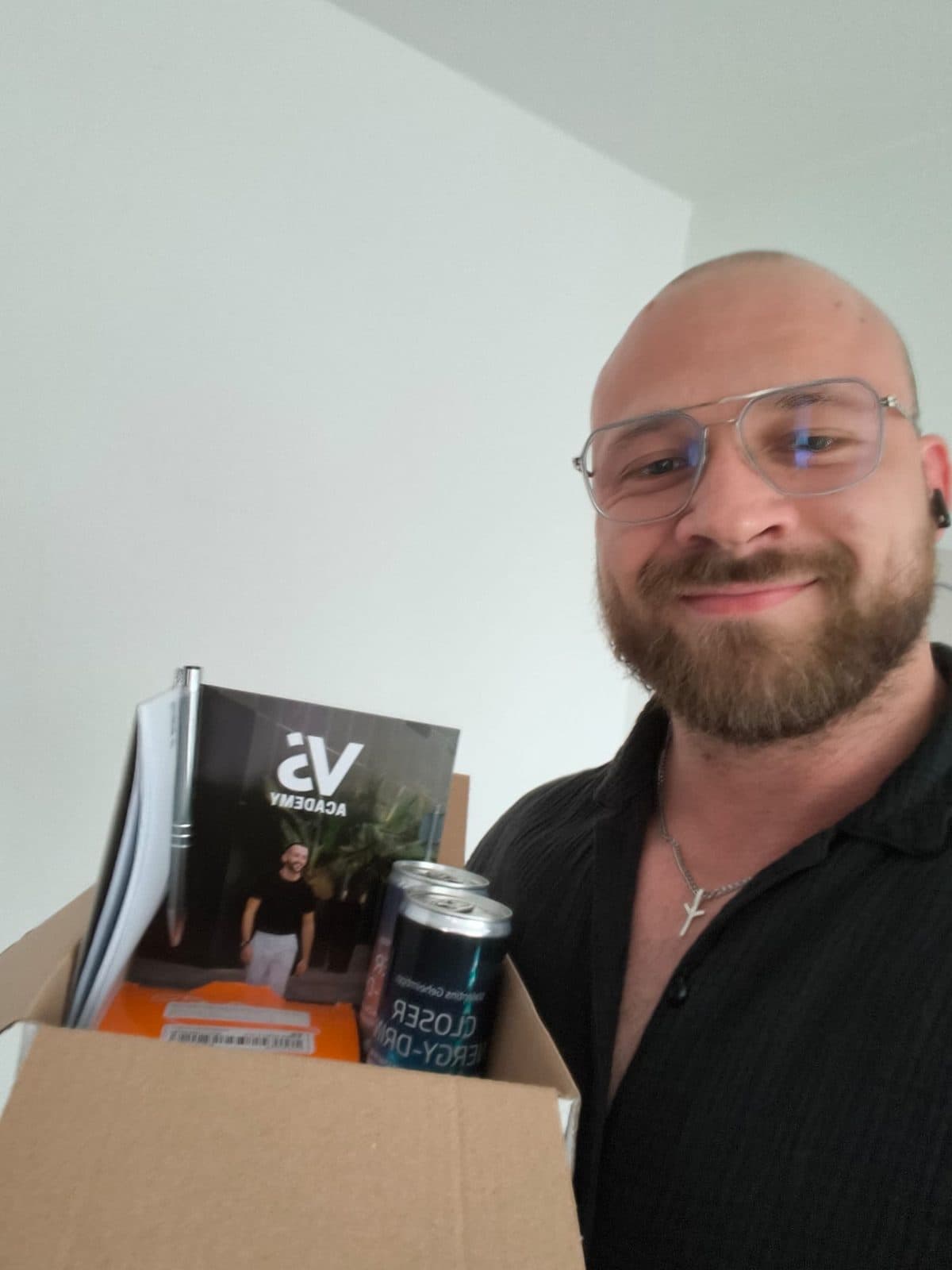 Teilnehmer hält den Karton mit Karte, Stift und Dose