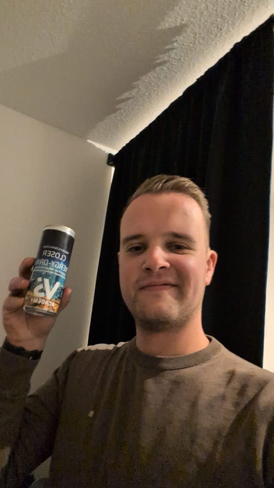 Teilnehmer hält eine Closer-Dose in die Kamera