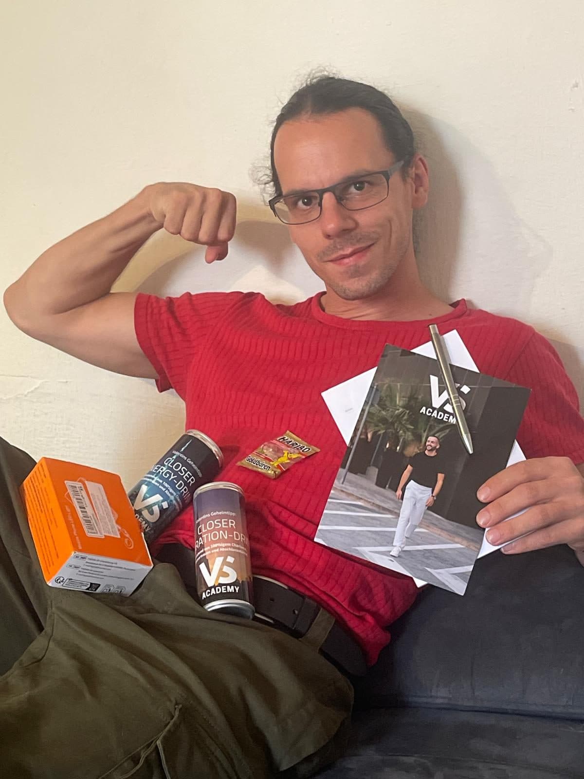 Teilnehmer auf dem Sofa mit Karte, Dosen, LED-Licht und Gummibärchen
